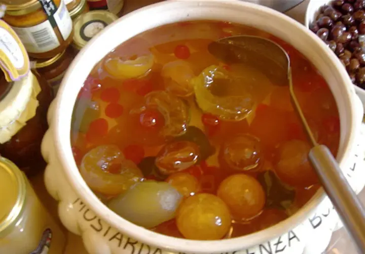 Mostarda de Vicenza: frutas confitadas en almíbar, con cerezas rojas y trozos de fruta verde y amarilla.