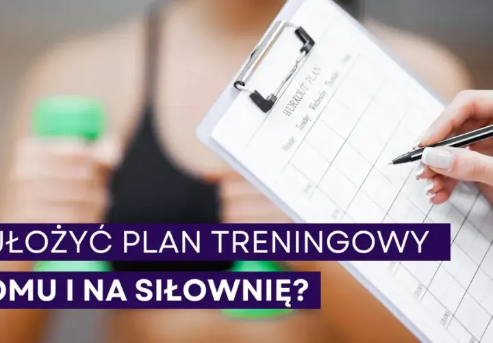 Kobieta z zielonym hantlem w tle pisze piórem na kartce z planem treningowym. Jak ułożyć plan treningowy w domu i na siłownię?