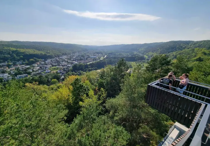 Widok z platformy widokowej na górze Markowca w Rumi. W dole rozciąga się miasto otoczone zielonymi wzgórzami.