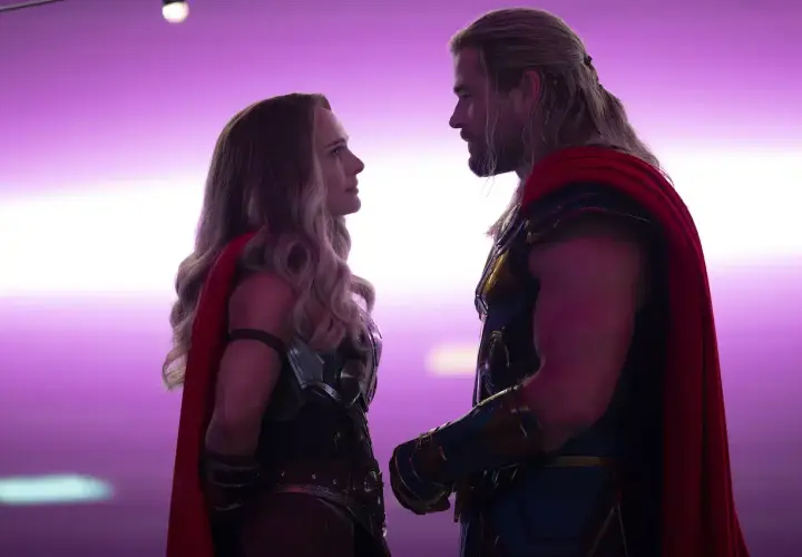 Thor e Jane si guardano intensamente, un momento chiave nelle recensioni di Thor Love and Thunder.