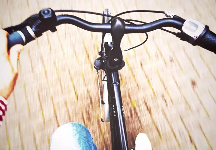 Widok z perspektywy rowerzysty na kierownicę roweru Kross. Zastanawiasz się, jak podnieść kierownicę w rowerze Kross?