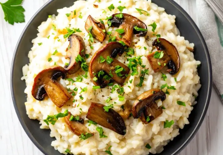Un crémeux risotto aux cèpes, garni de champignons poêlés et de persil frais. Un plat réconfortant et savoureux.