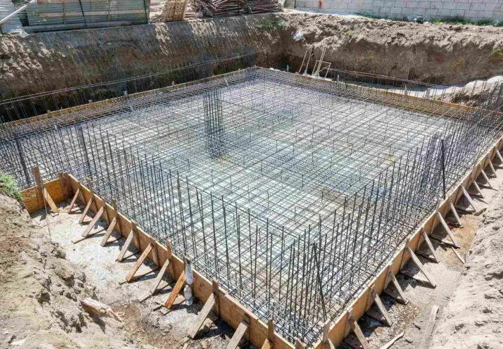 Zbrojenie płyty fundamentowej, przygotowane do wylania betonu. Określenie dokładnego płyta fundamentowa koszt wymaga szczegółowej wyceny.