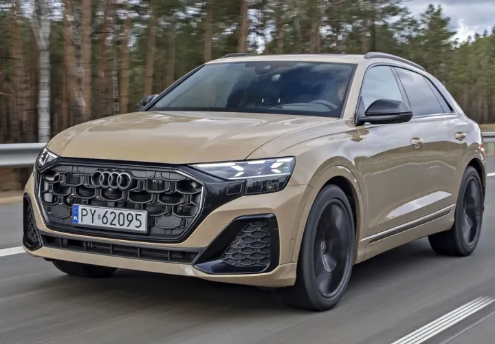 Złoty Audi Q8 na drodze. Sprawdź aktualną audi q8 cena i wyposażenie.