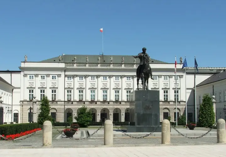 Pałac Prezydencki w Warszawie z pomnikiem konnym. To miejsce, gdzie często dochodzi do politycznej koabitacji, co to znaczy? Współpraca różnych sił.