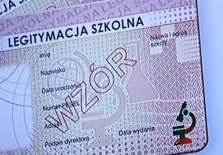 Fragment legitymacja szkolna z polami na dane ucznia i pieczęcią "WZÓR". Widoczny mikroskop.