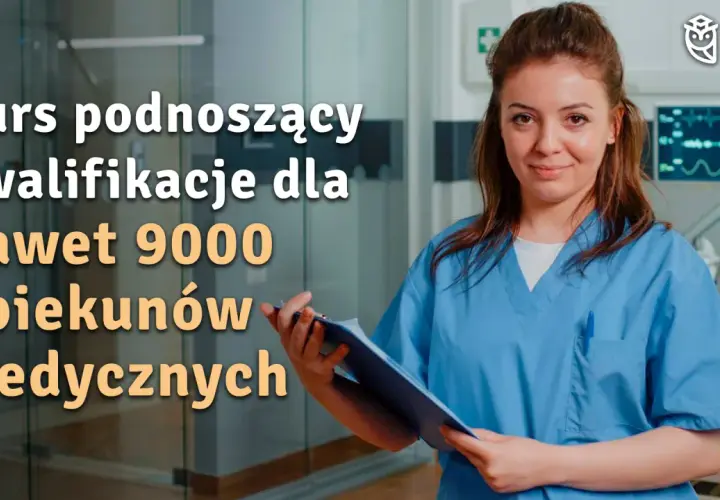 Uśmiechnięta opiekunka medyczna z dokumentami. Kurs podnoszący kwalifikacje dla nawet 9000 opiekunów medycznych.