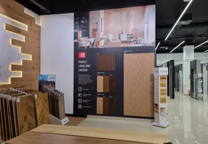 Wystawa paneli lamelowych VOX Linerio i podłóg drewnianych w salonie.