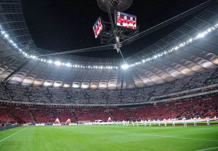 Stadion Narodowy w Warszawie, wypełniony po brzegi kibicami, gotowy na mecz. Zastanawiasz się, ile miejsc ma stadion narodowy? To imponująca arena!