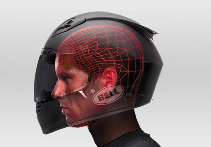 Casco Bell negro con malla roja que muestra cómo tiene que quedar un casco de moto para proteger la cabeza.