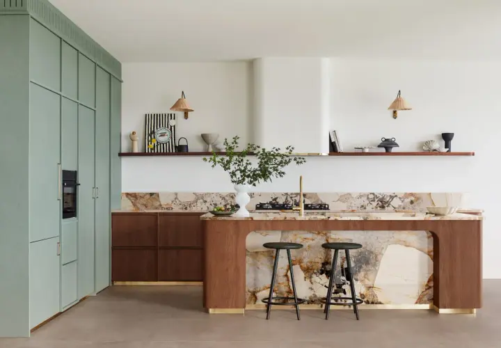Cucina moderna con isola centrale in marmo e legno, pensili verdi e sgabelli. Ottime idee piastrelle cucina per un look di design.