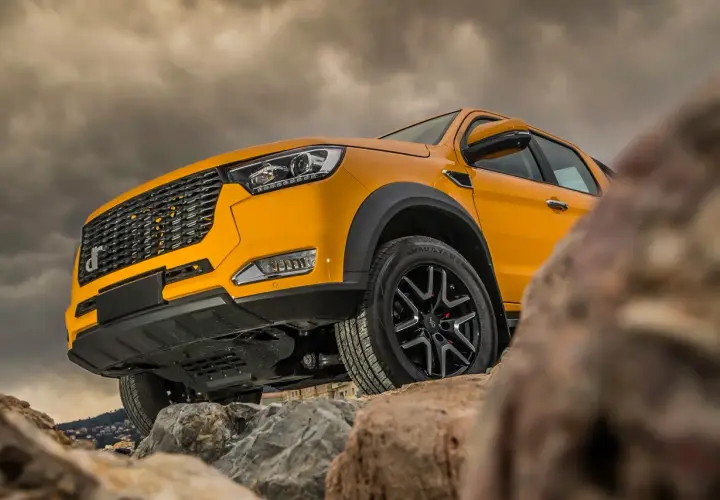 Pickup giallo su rocce, pronto ad affrontare ogni dr pk8 problemi. Cielo nuvoloso.