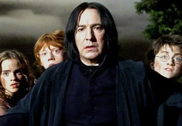 Harry, Ron i Hermiona stoją za profesorem Snape'em, gdy ten groźnie patrzy przed siebie. Scena z filmu "Harry Potter i Więzień Azkabanu".