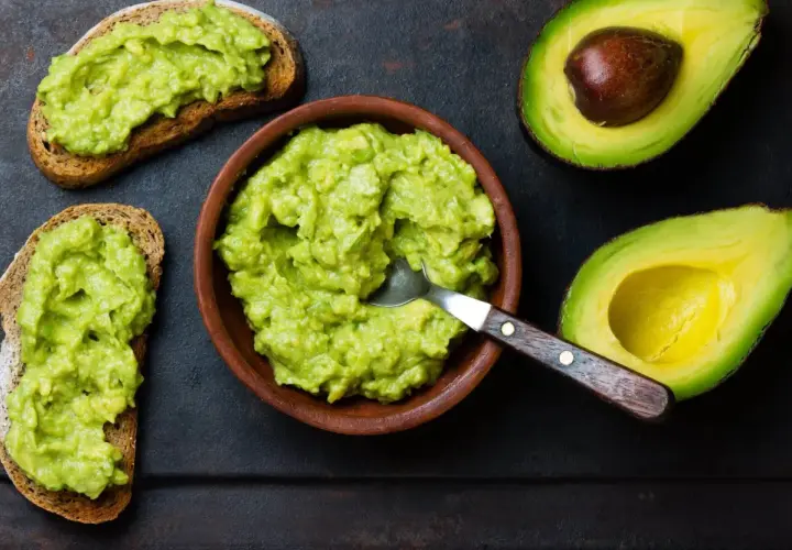 Avokadotoast med krämig guacamole. Tänk på avokado kalorier för en hälsosam snack.