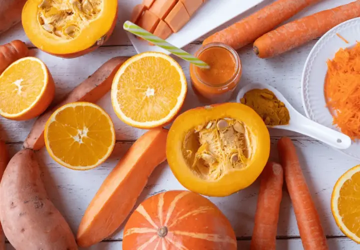 Karotten, Süßkartoffeln, Orangen und Kürbis – alles voller Beta-Carotin, das für seine positive Wirkung auf Haut und Augen bekannt ist. Ein gesunder Smoothie wartet!