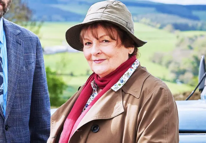Brenda Blethyn i hatt och halsduk, redo för nya mysterier i en brittisk kriminalserie.