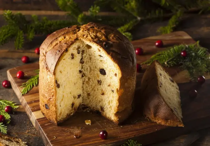 Un panettone soffice, con canditi e uvetta, pronto per essere gustato. Ecco come si fa il panettone, un dolce natalizio perfetto.