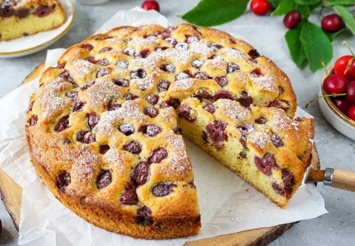 Saftiger Kirschkuchen, perfekt für jedes Kirschkuchen Rezept. Mit Puderzucker bestäubt und voller Kirschen.