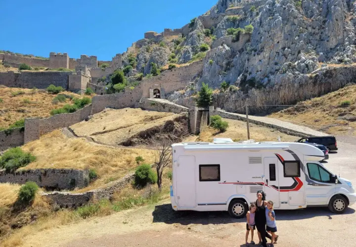Une famille en camping-car devant une ancienne citadelle. Leur tour du monde camping car les mène vers des sites historiques incroyables.