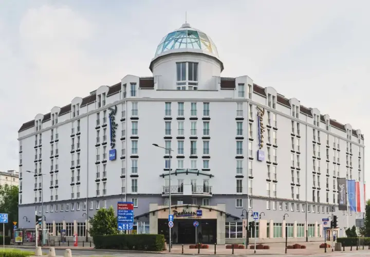 Elegancki hotel Radisson Blu Sobieski w Warszawie z charakterystyczną szklaną kopułą na dachu.