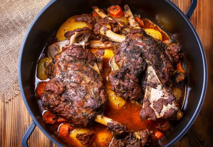 Épaule d'agneau en cocotte, tendre et savoureuse, mijotée avec des légumes racines dans un jus parfumé. Un plat réconfortant.