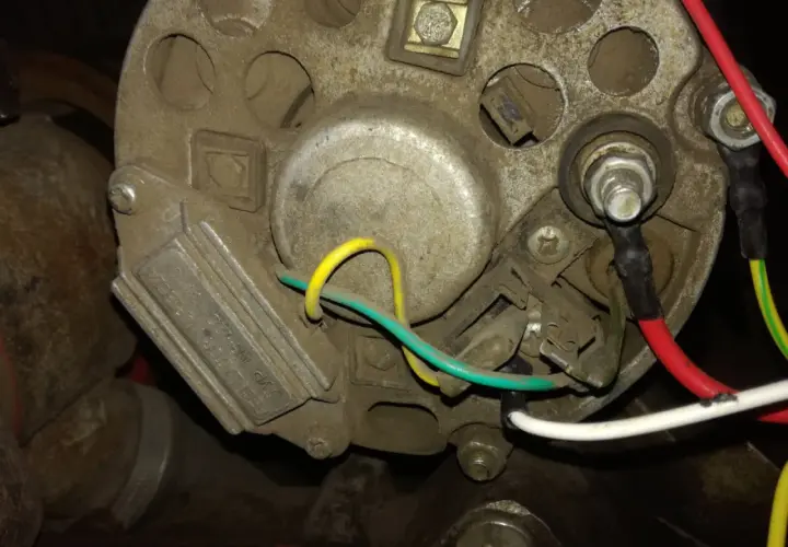 Schemat podłączenia regulatora napięcia do alternatora: zielony i żółty przewód do regulatora, czerwony i biały do alternatora.