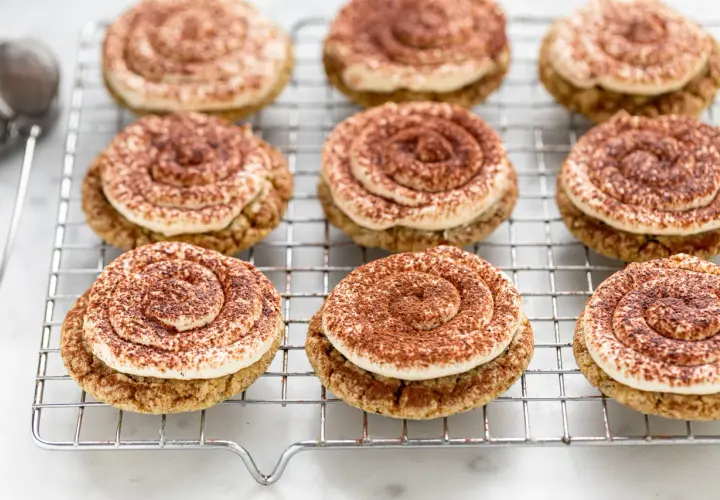 Biscotti al tiramisù, perfetti dolci facili per merenda. Crema soffice e cacao in polvere su una base croccante.