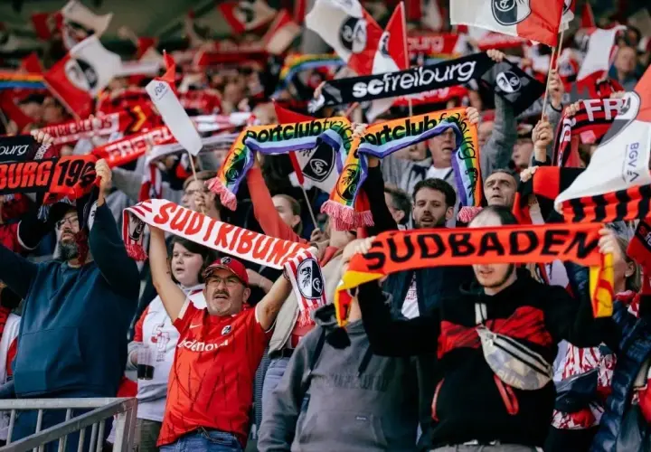 Fani SC Freiburg z szalikami "Südtribüne" i "Südbaden" na meczu z Bayernem Monachium. Statystyki tego spotkania z pewnością były emocjonujące.
