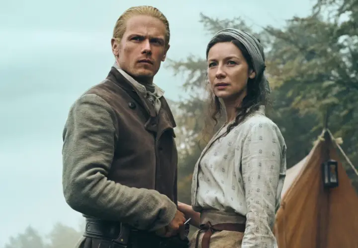 Jamie et Claire, le couple emblématique d'Outlander, se tiennent ensemble, prêts pour le final.