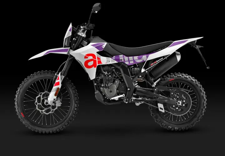 Aprilia RX 125, una moto de cross blanca con detalles morados y rojos. ¡Ideal para tus aventuras off-road!