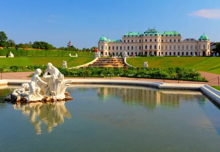 Wiedeń zamek Belvedere z fontanną i rzeźbami. Wspaniały widok na barokową architekturę i ogrody.