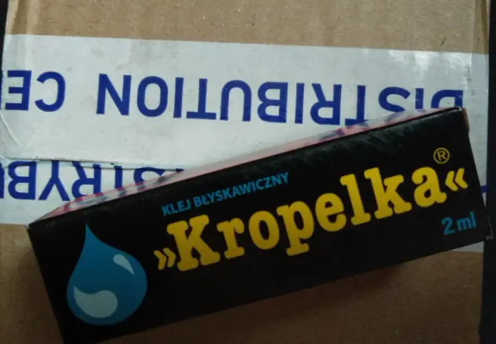Opakowanie kleju "Kropelka" z niebieską kroplą. Czy kropelka sklei metal? Zobaczmy!