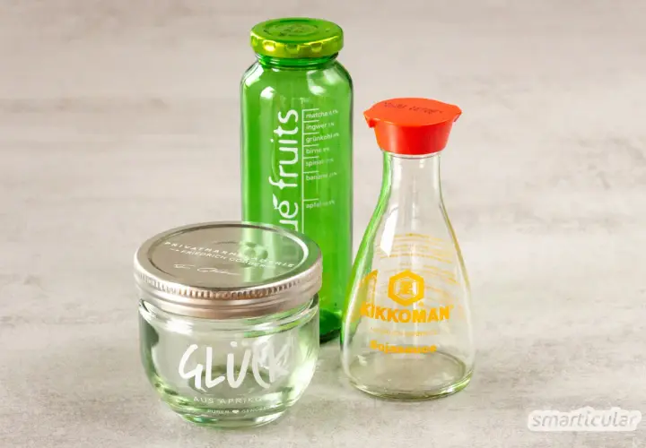 Glasflaschen mit Etiketten: "true fruits" Getränk, "Glück" Marmelade und Kikkoman Sojasauce. Anleitung zum true fruits flaschen schrift entfernen.