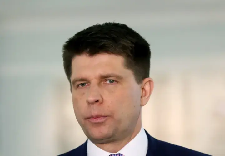 Portret Ryszarda Petru, polityka w garniturze.