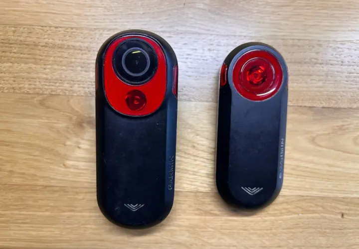 Dwa urządzenia Garmin: jeden z kamerą i światłem, drugi ze światłem. To zaawansowany radar rowerowy dla bezpieczeństwa.