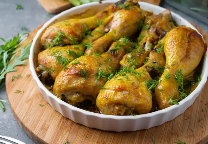 Un plat de poulet à l'estragon doré et savoureux, garni d'herbes fraîches.