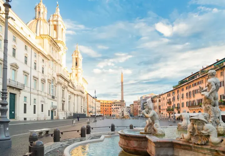 Piazza Navona, uno dei più bei roma luoghi da visitare, con la Fontana dei Quattro Fiumi e la chiesa di Sant'Agnese in Agone.
