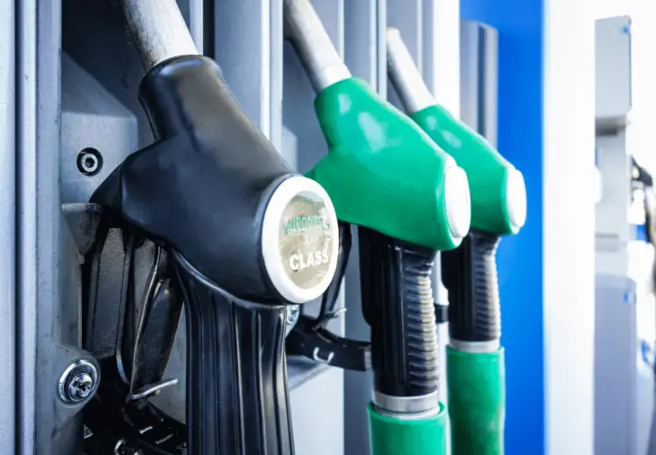 Czy można tankować auto na zapalonym silniku? Sprawdź ryzyko i bezpieczeństwo