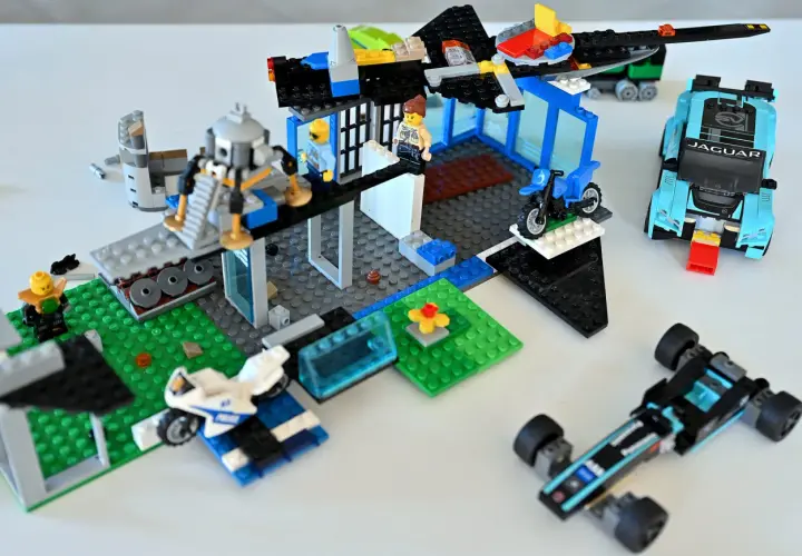 Kreatywne lego pomysły na budowle: baza z helikopterem, radiowóz, jaguar i bolid.