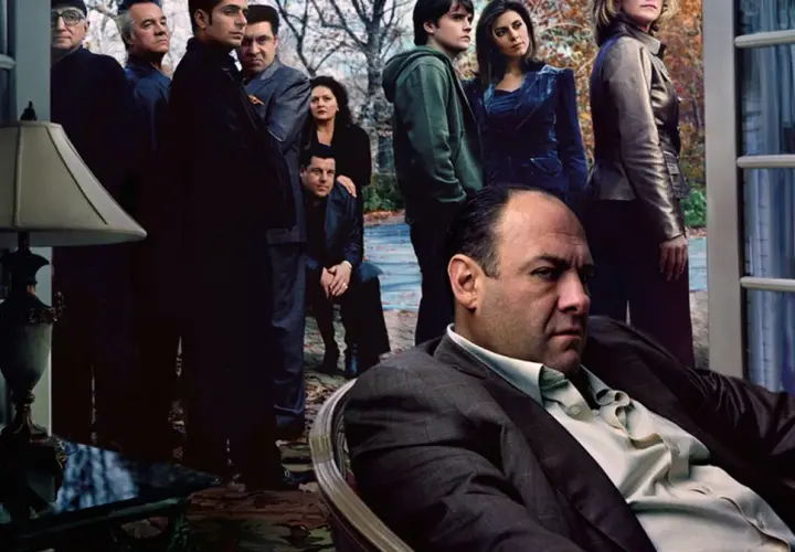 Rodzina Soprano zakończenie. Tony Soprano siedzi, otoczony przez członków rodziny i współpracowników, w napiętej atmosferze.