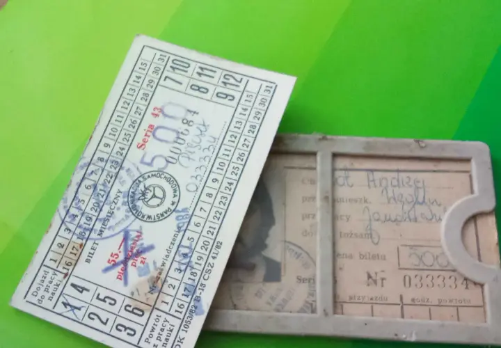 Stary bilet miesięczny PKS z ceną 500 zł. Widoczna seria i numer biletu, a także dane pasażera.