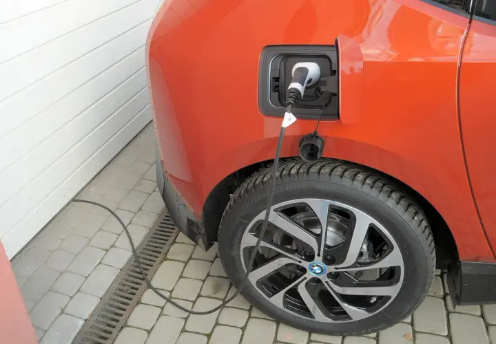 Ładowanie auta elektrycznego w domu: Rozlicz KUP i VAT krok po kroku