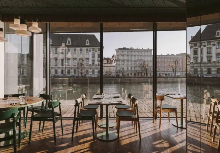 Nowoczesne wnętrze z widokiem na Odrę i zabytkową architekturę. Idealne miejsce na romantyczną kolację w jednej z klimatycznych restauracji Wrocławia.