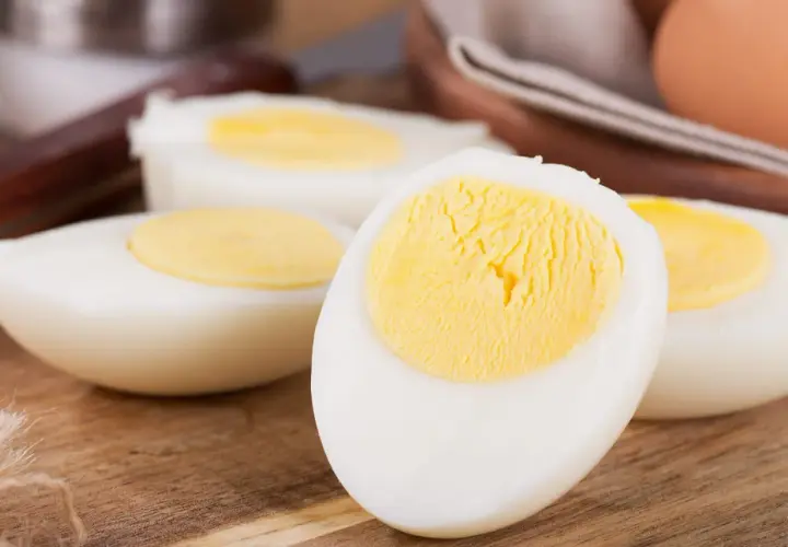 Œufs durs coupés en deux, montrant le blanc et le jaune bien cuits. Parfait pour un petit-déjeuner protéiné.
