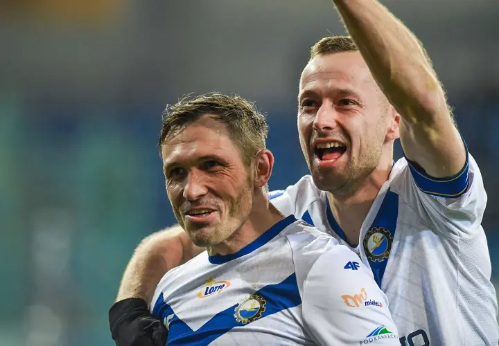 Radość po golu! Piłkarze Stali Mielec świętują zwycięstwo nad Puszczą Niepołomice.