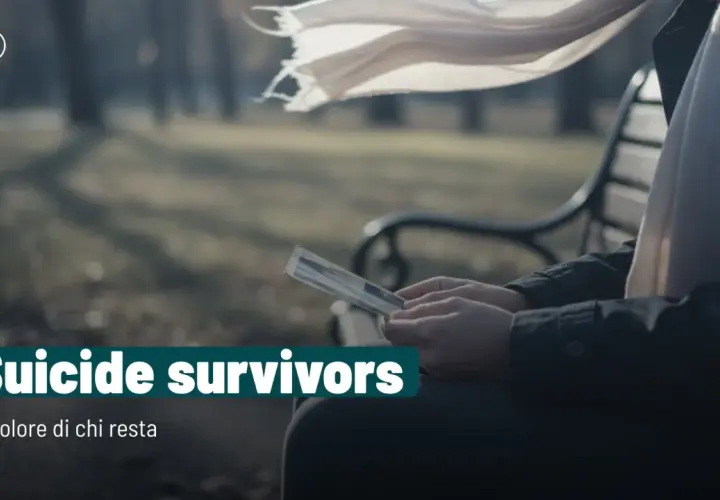 Mani che stringono una foto, simbolo del dolore e delle conseguenze di una madre suicida. Il vento muove una sciarpa, mentre il testo "Suicide survivors" evoca la sofferenza di chi resta.