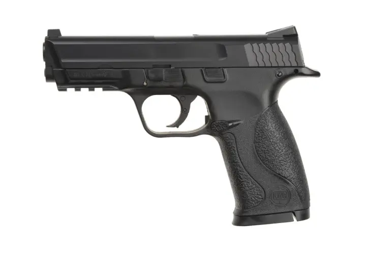 Czarny pistolet ASG, model wiatrówki z oznaczeniem kalibru 4,5 mm.