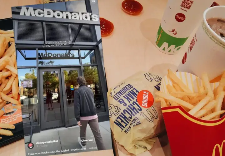 Nowości McDonald's: burger, frytki i napoje. Na ekranie zdjęcie wejścia do restauracji McDonald's w Chicago.