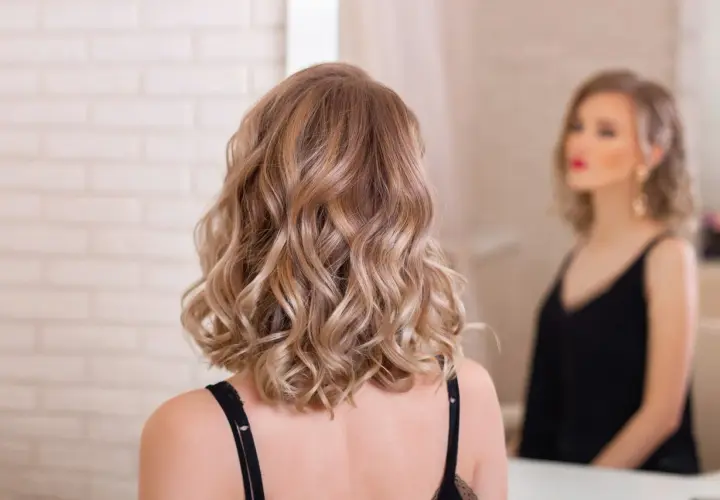 Eleganckie fryzury na wesele średnie włosy: fale w stylu hollywoodzkim, idealne na ślub.
