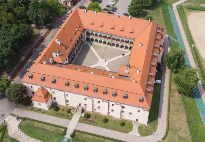 Zamek Królewski w Niepołomicach, z dziedzińcem i krużgankami, to jedna z głównych atrakcji regionu.